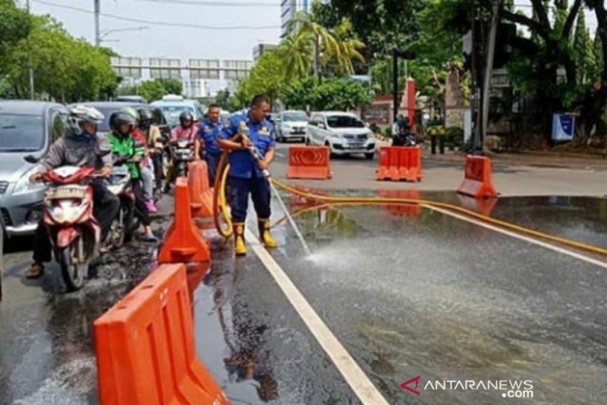 Damkar Jakpus bersihkan tumpahan solar di depan kantor Setneg