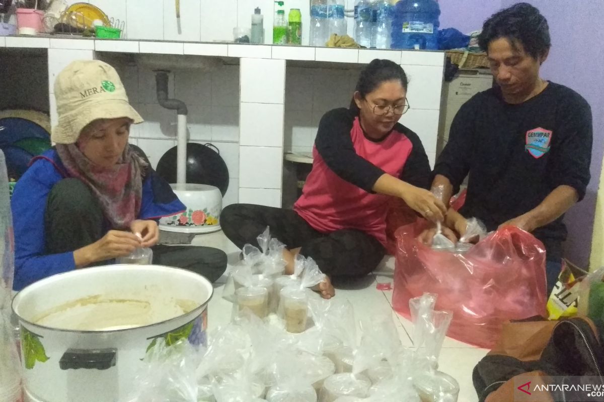Posko GMSS-SKM Samarinda bagikan makanan untuk korban banjir