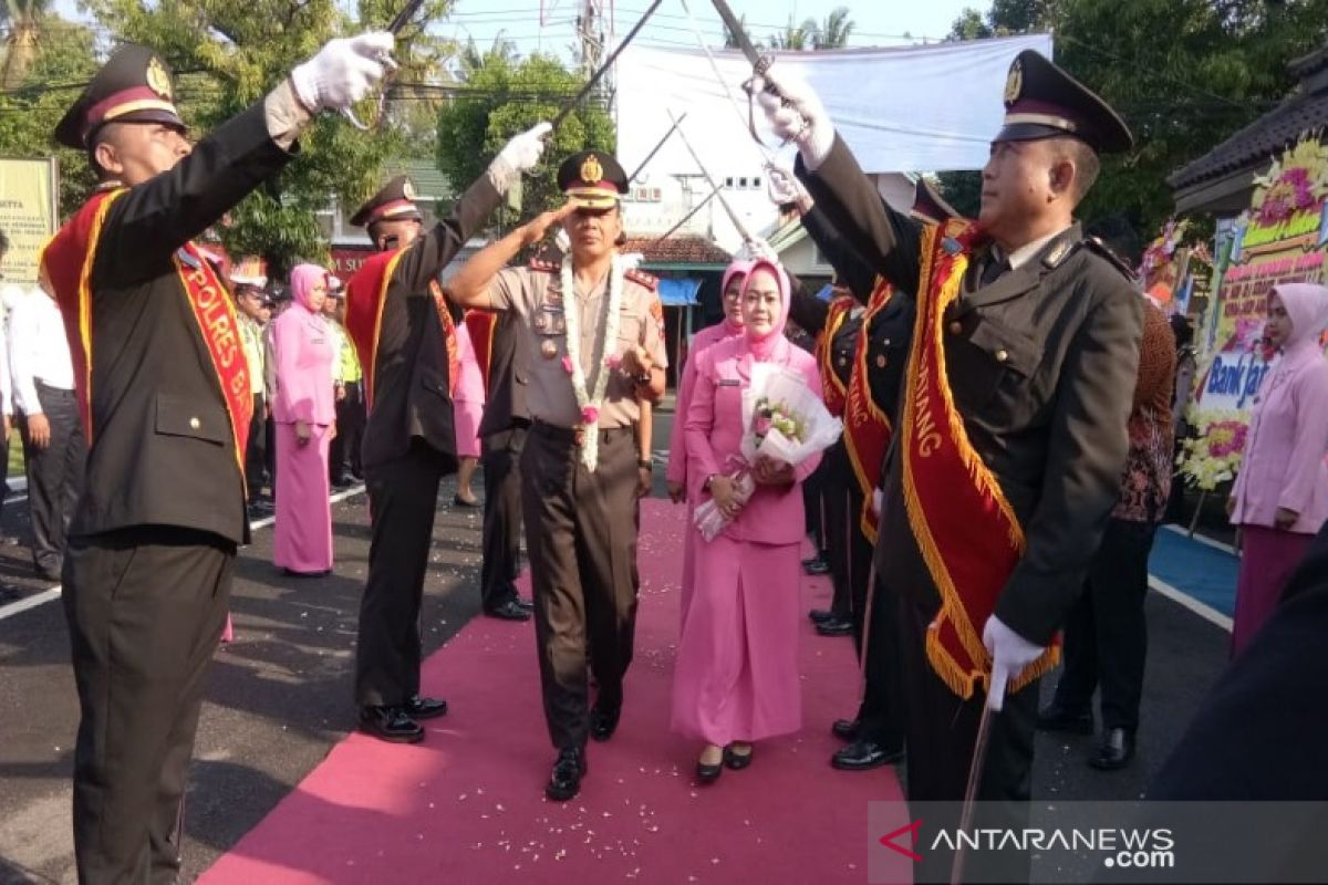 Kapolres Batang AKBP Abdul Waras disambut tradisi pedang pora