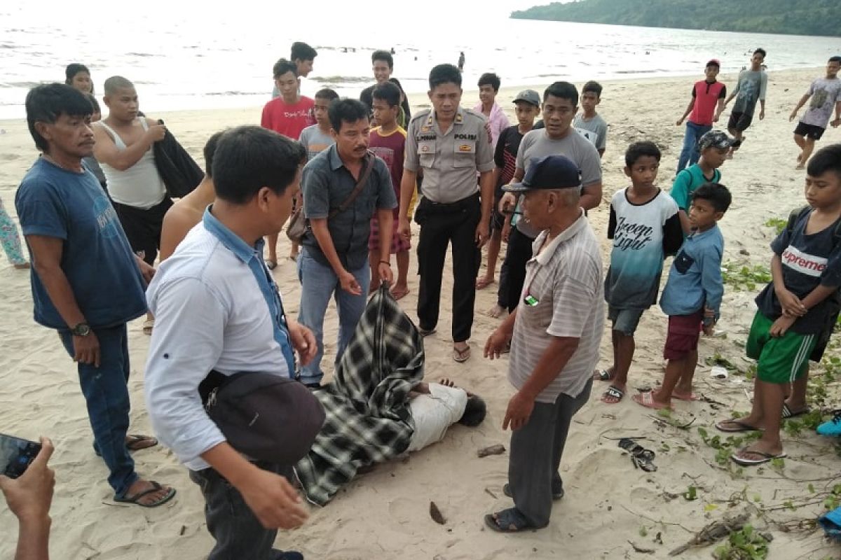 Sesosok mayat laki-laki ditemukan di tepi laut Lubuk Tukko