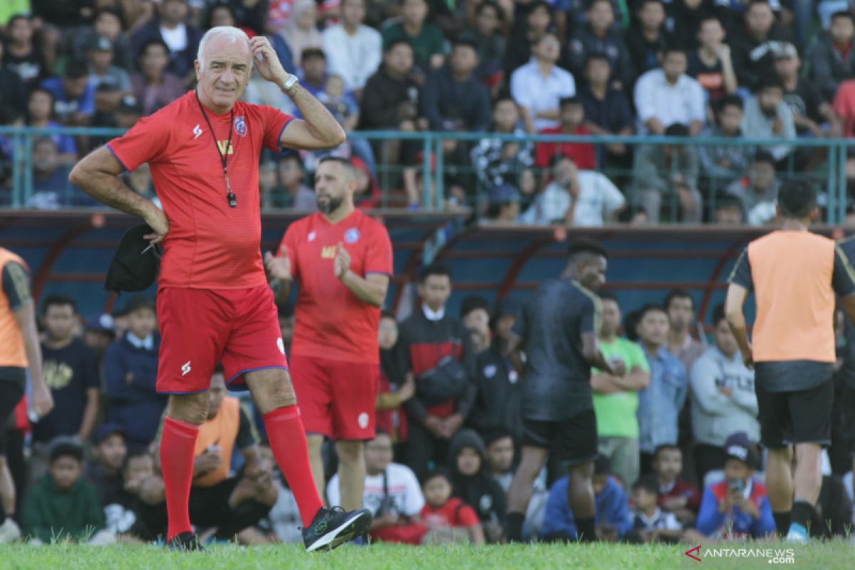 Mario Gomez membuat tugas manajemen Arema semakin mudah