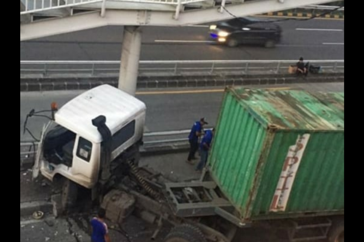 Truk trailer tabrak separator busway di Jalan S Parman