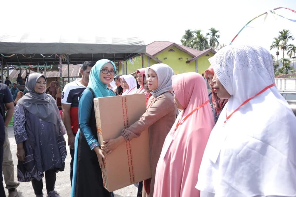 Pemerintah Aceh berikan bantuan modal usaha masyarakat Blang Pandak
