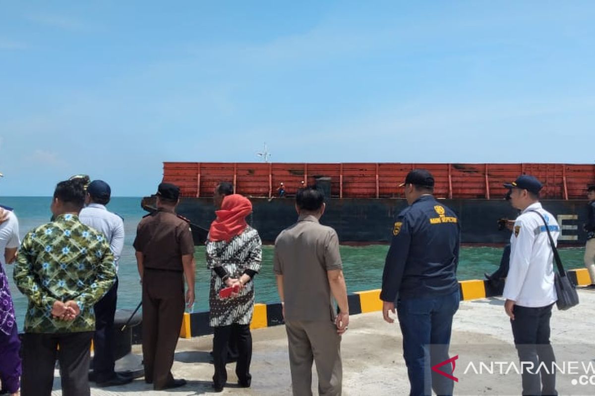 UPP Kintap uji coba sandar tongkang di Pelabuhan Pelaihari