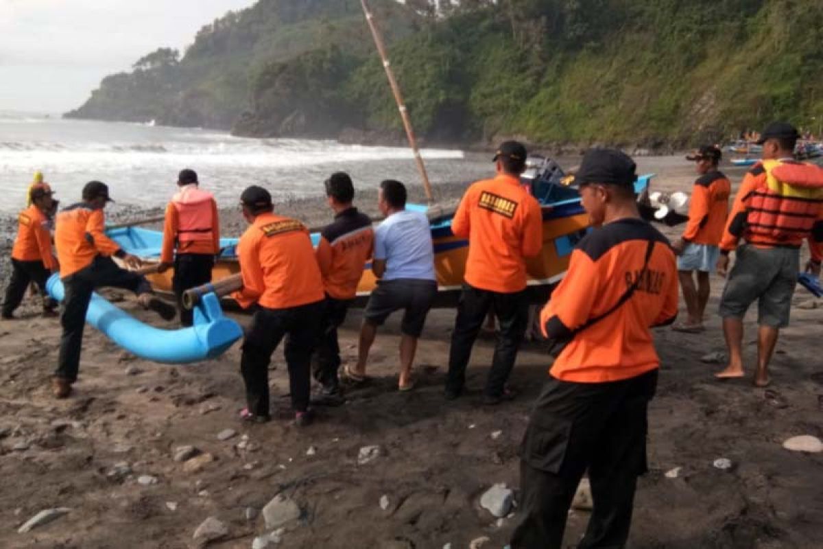 Pemancing hilang terseret ombak di Kebumen, Tim SAR gabungan dikerahkan