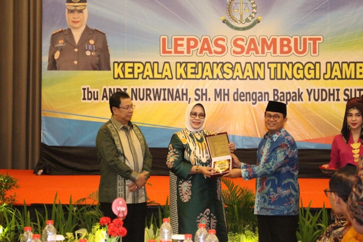 Gubernur Jambi memberikan cenderamata kepada Kajati Hj Andi Nurwinah