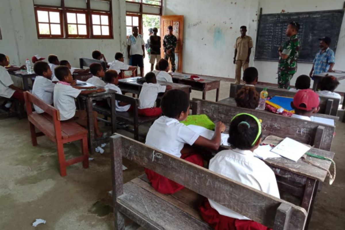Danyonif 509/Kostrad bantu mengajar siswa SD perbatasan RI-PNG