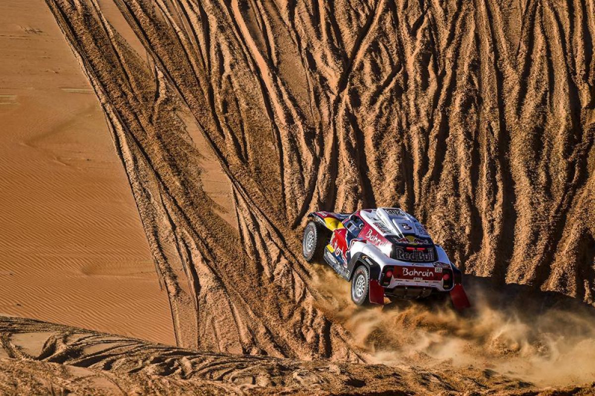 Peterhansel menang tipis atas Al-Attiyah di etape 11