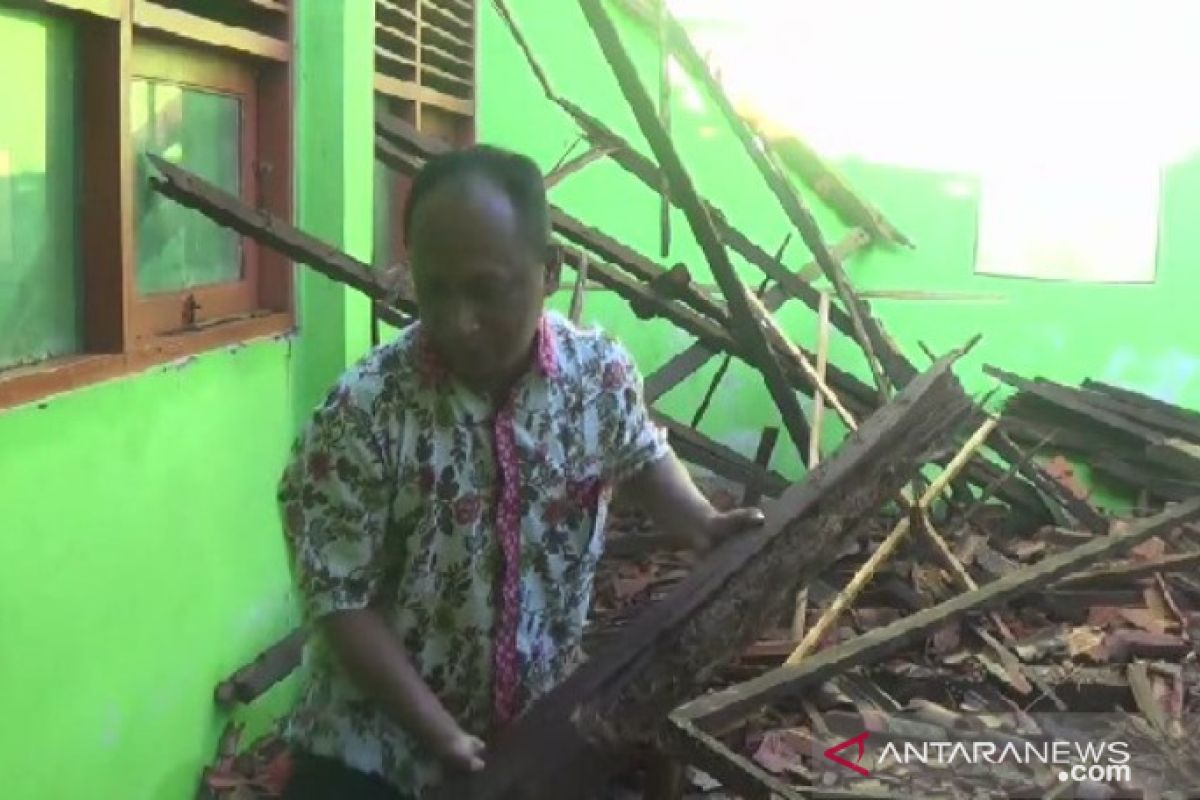 Atap bangunan sekolah dasar di Magetan ambruk