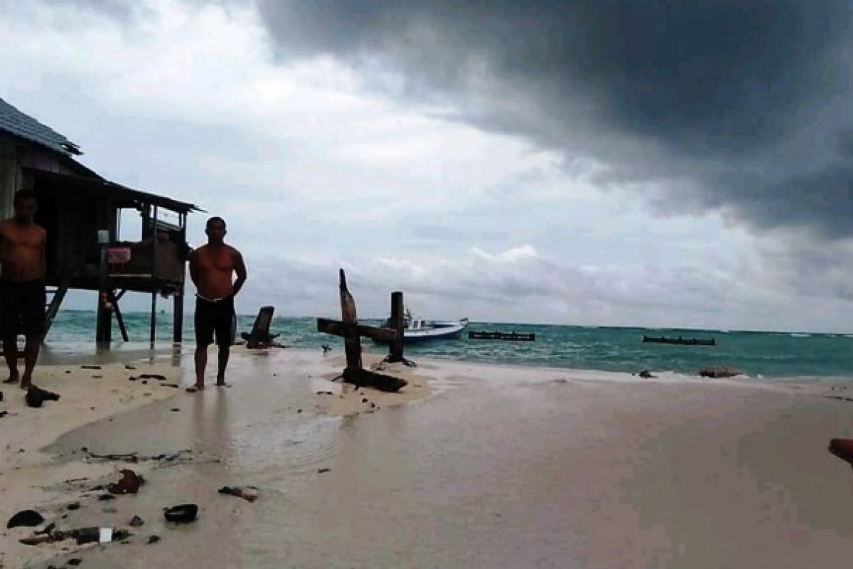 Abrasi ancam rumah nelayan di Pulau Ambo Sulawesi Barat