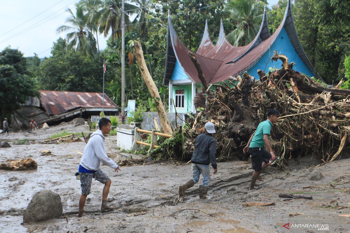 Bencana banjir dan longsor rusak jalan dan bendungan di Padang Pariaman