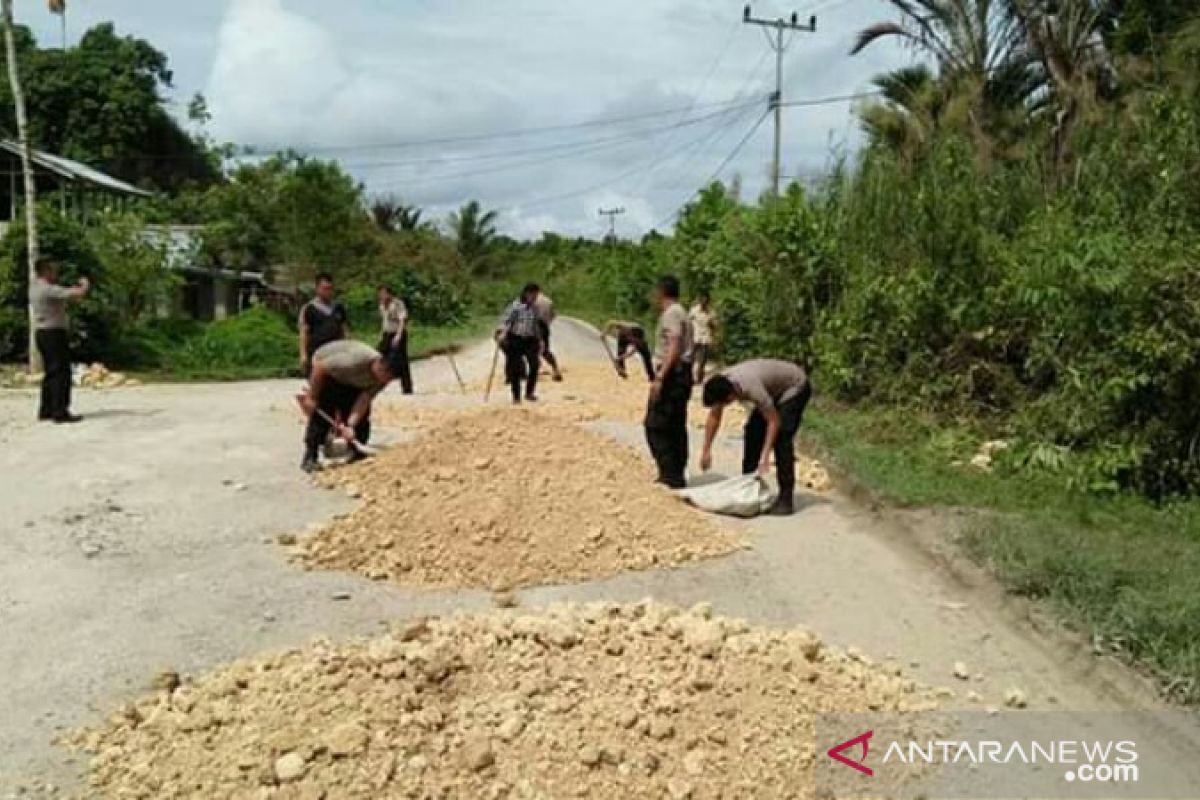 Polsek Lahewa timbun jalan berlubang di Nias Utara