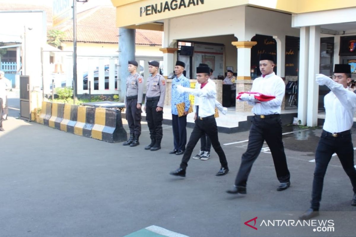 Mantan anggota geng motor diberi tugas sebagai pengibar bendera Merah Putih