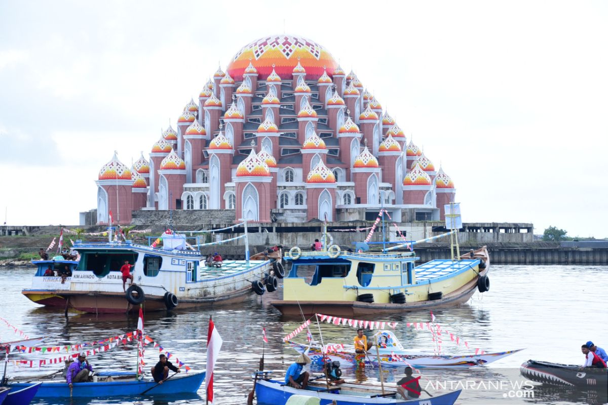 Lomba perahu hias-toto meriahkan "Grand Launching" Garuda di Lautku