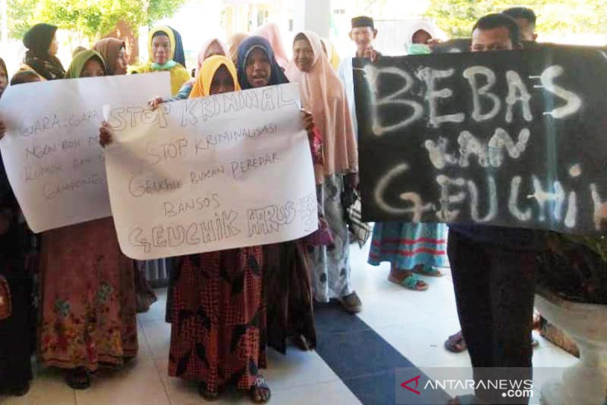 Warga demo Kantor Kecamatan Lhoksukon, tuntut kades dibebaskan