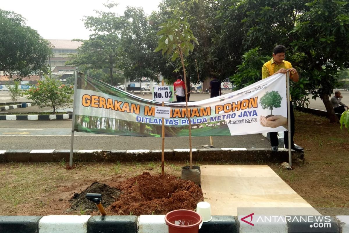 Cegah banjir, Satpas SIM Daan Mogot ditanami ratusan pohon