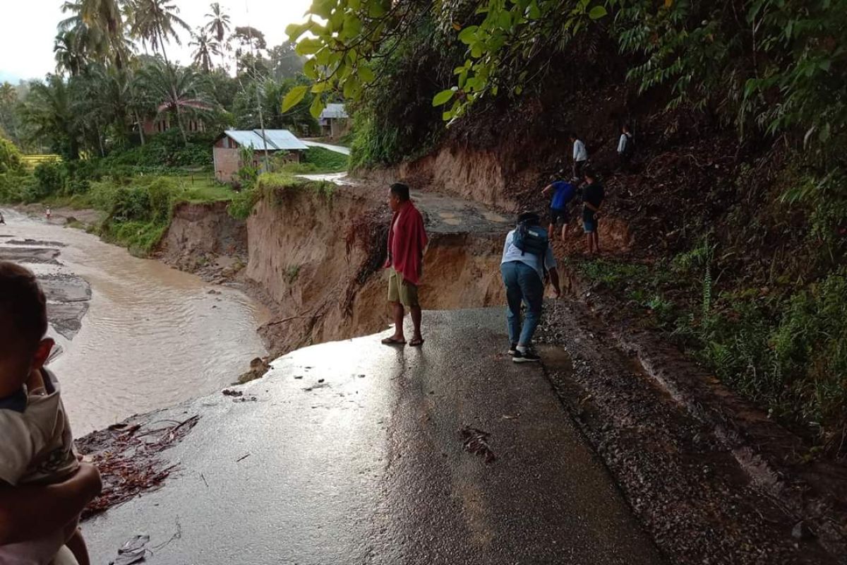 Banjir dan longsor rusak jalan dan bendungan untuk irigasi di Padang Pariaman