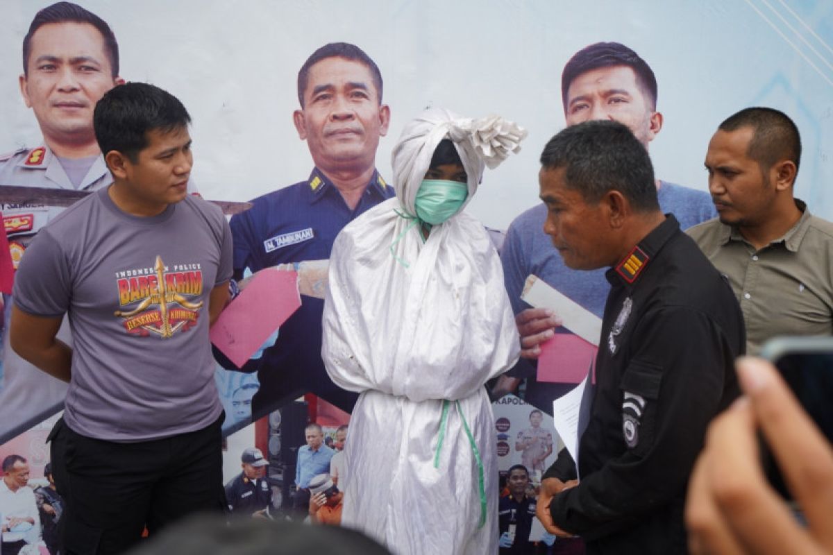 Remaja meyerupai pocong ditangkap polisi