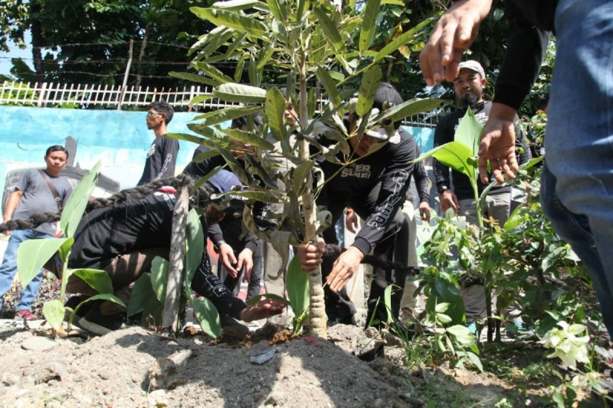 Komunitas pemuda tanam pohon di bantaran Sungai Bah Bolon