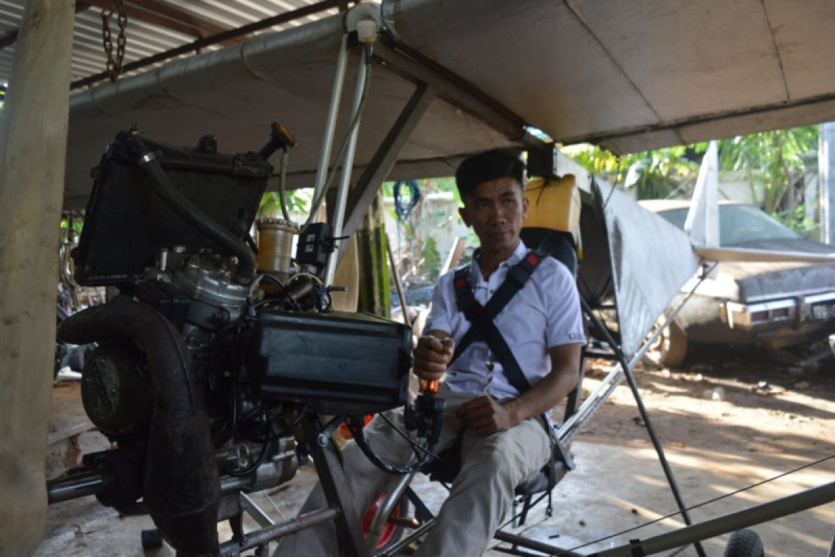 Seorang montir asal Pinrang rakit pesawat dari mesin motor