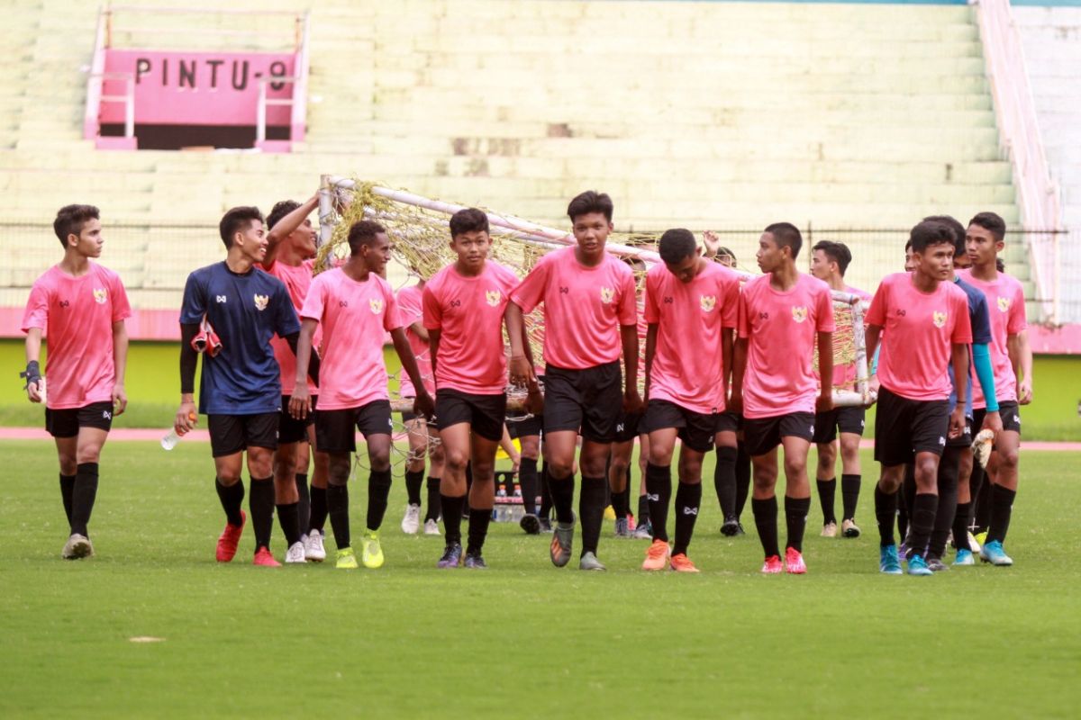 Jelang pelaksanaan Piala AFF dan Piala AFC Timnas sepak bola U16 mulai latihan di Stadion Sidoarjo