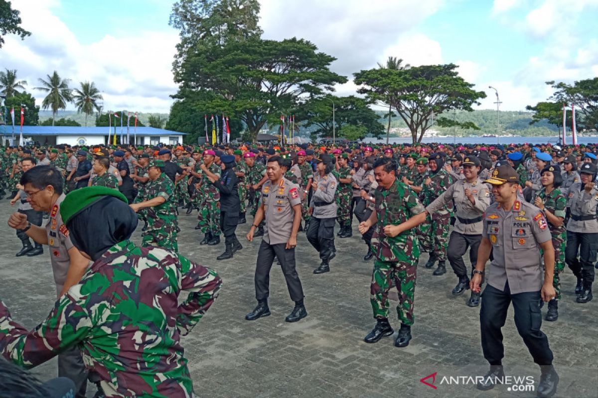Panglima TNI dan Kapolri menari bersama 2.900 prajurit gabungan