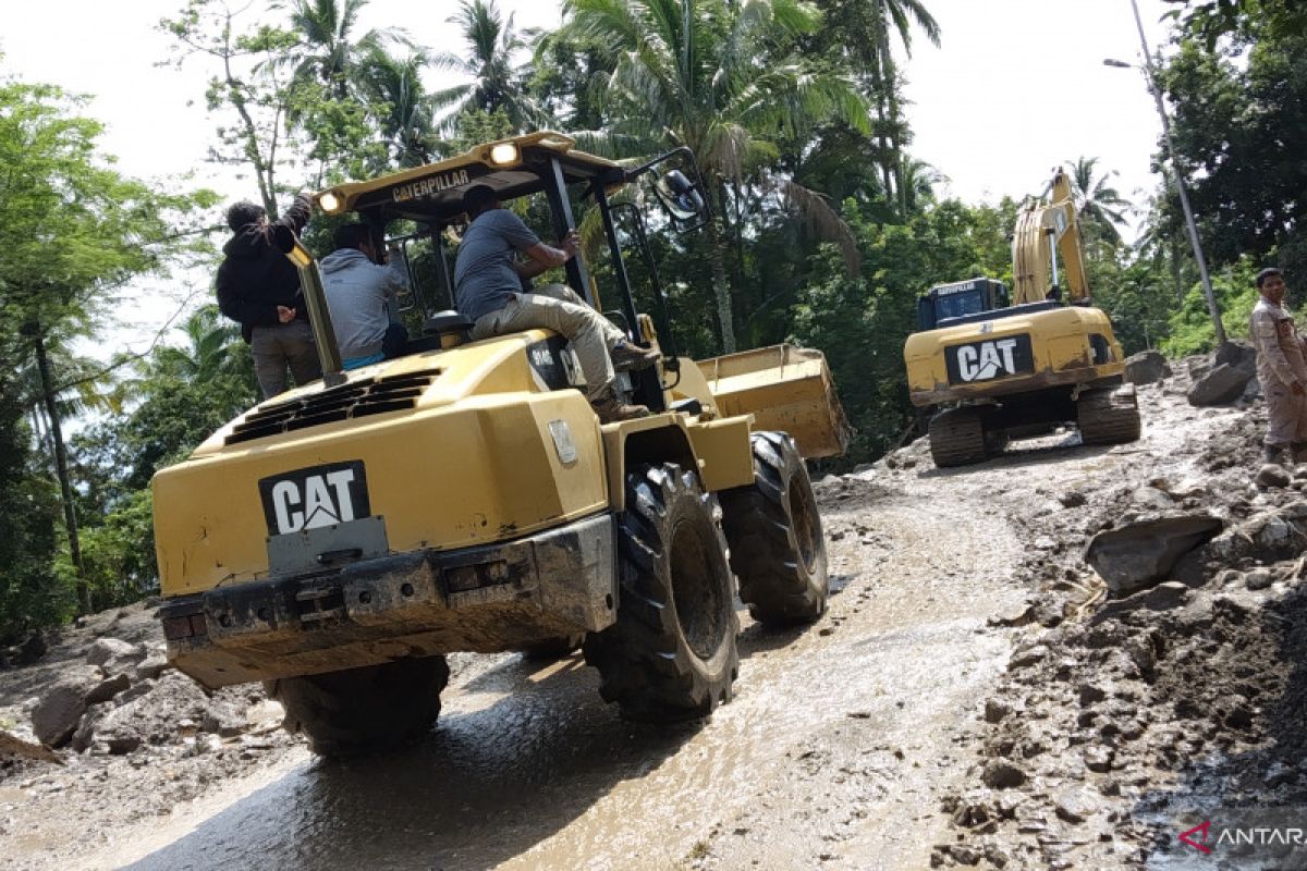 Dua unit alat berat dikerahkan bersihkan material banjir bandang Malalo (Video)