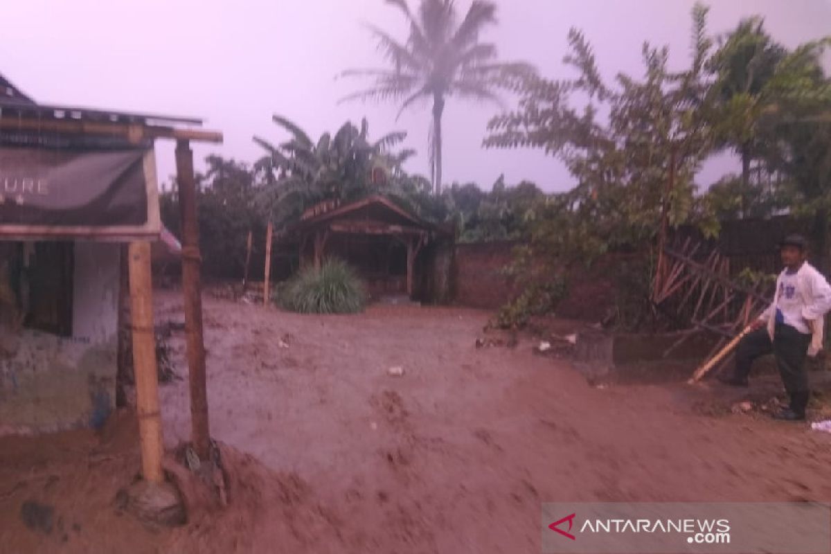 Terjangan banjir di Leles-Garut merusak rumah warga