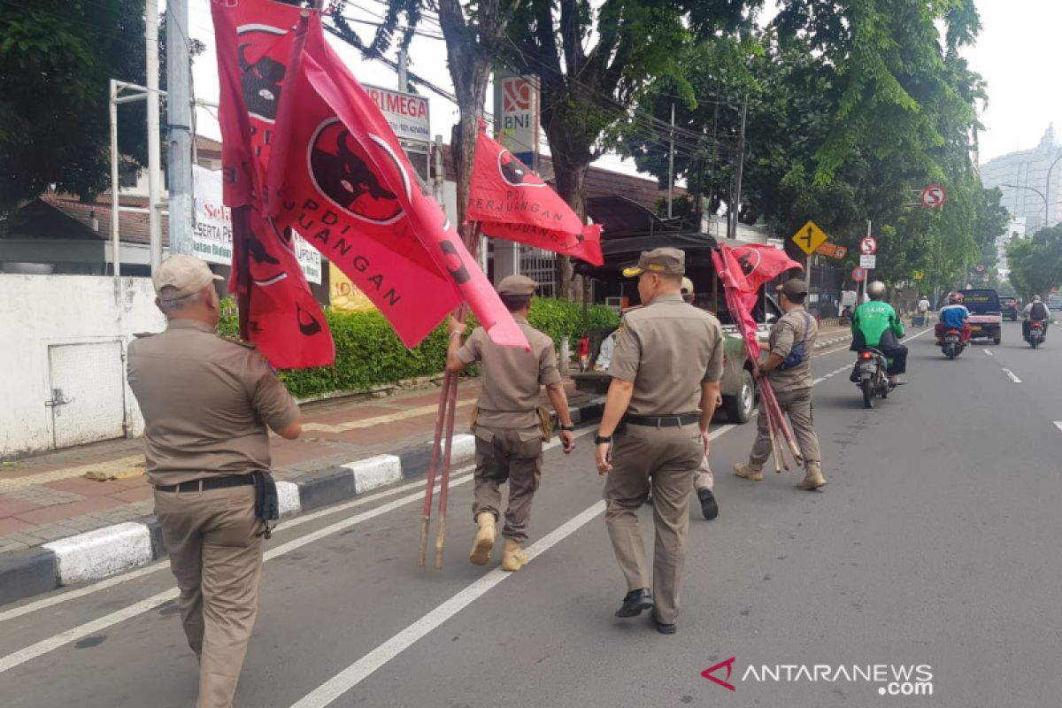 Satpol PP turunkan atribut PDIP karena aduan masyarakat