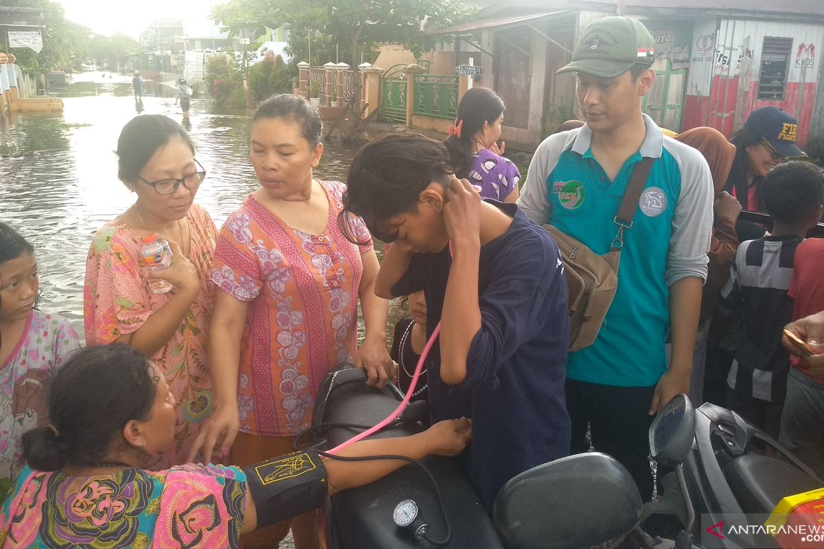 Layanan pemeriksaan kesehatan oleh GMSS -SKM diserbu korban banjir