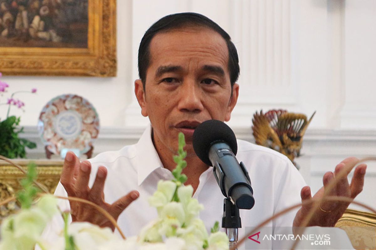 Anak menantu maju Pilkada, Jokowi bantah langgengkan dinasti politik