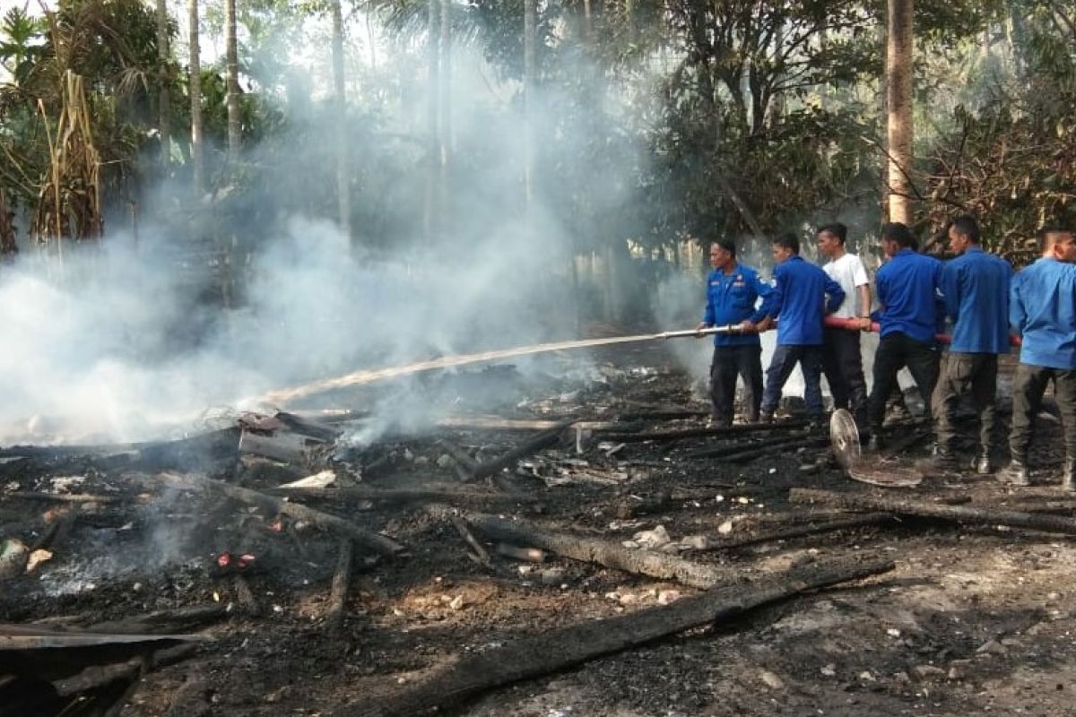 Sebuah rumah terbakar di Aceh Timur