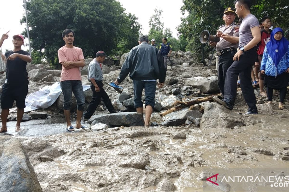 Banjir bandang di Malalo Tanah Datar rusak sejumlah rumah, hanyutkan hewan ternak (Video)