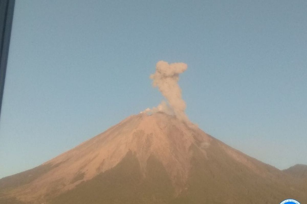 Gunung Semeru erupsi dan semburkan abu setinggi 400 meter