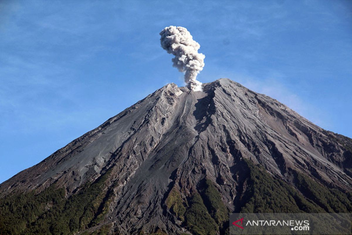 Gunung Semeru erupsi semburkan abu setinggi 400 meter