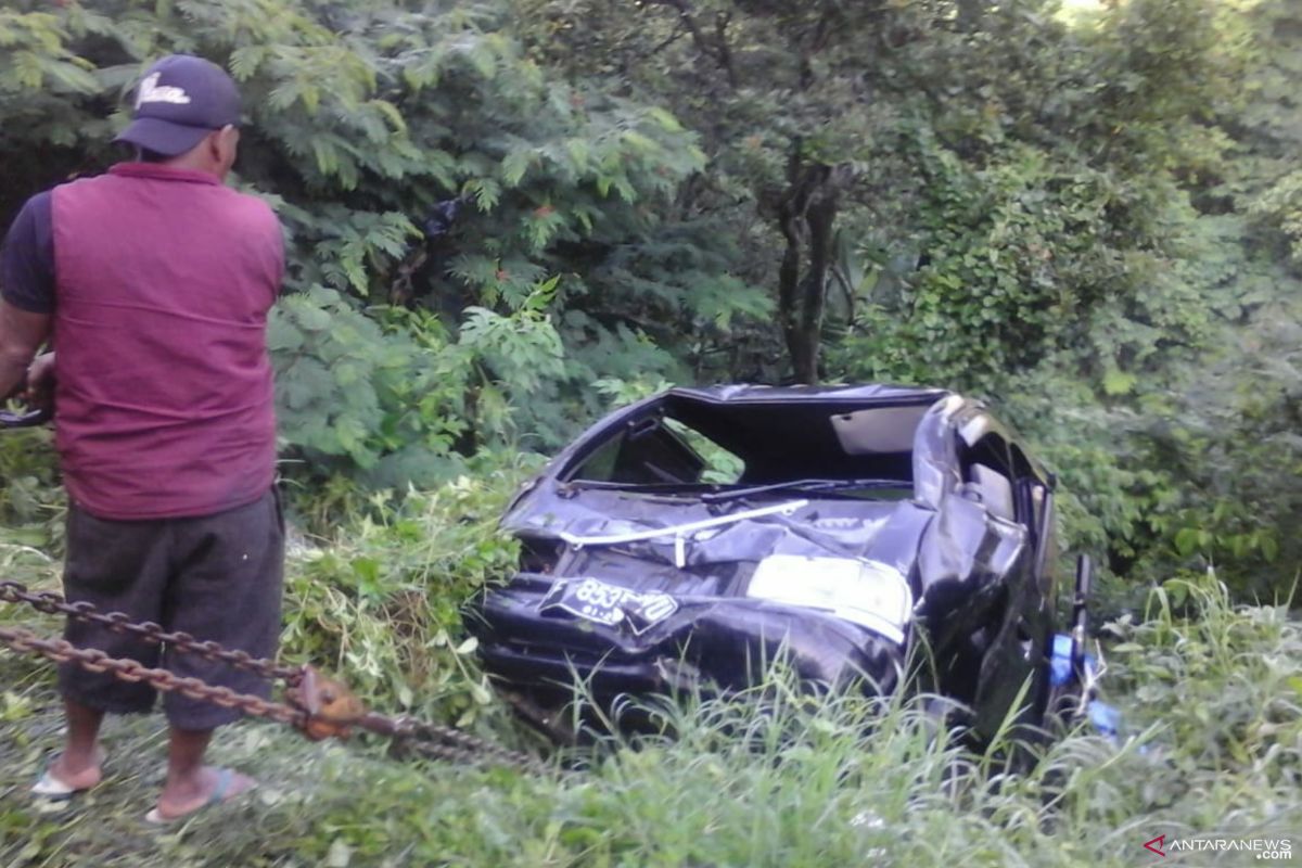 Mobil bak terbuka terjun ke jurang sedalam 10 meter