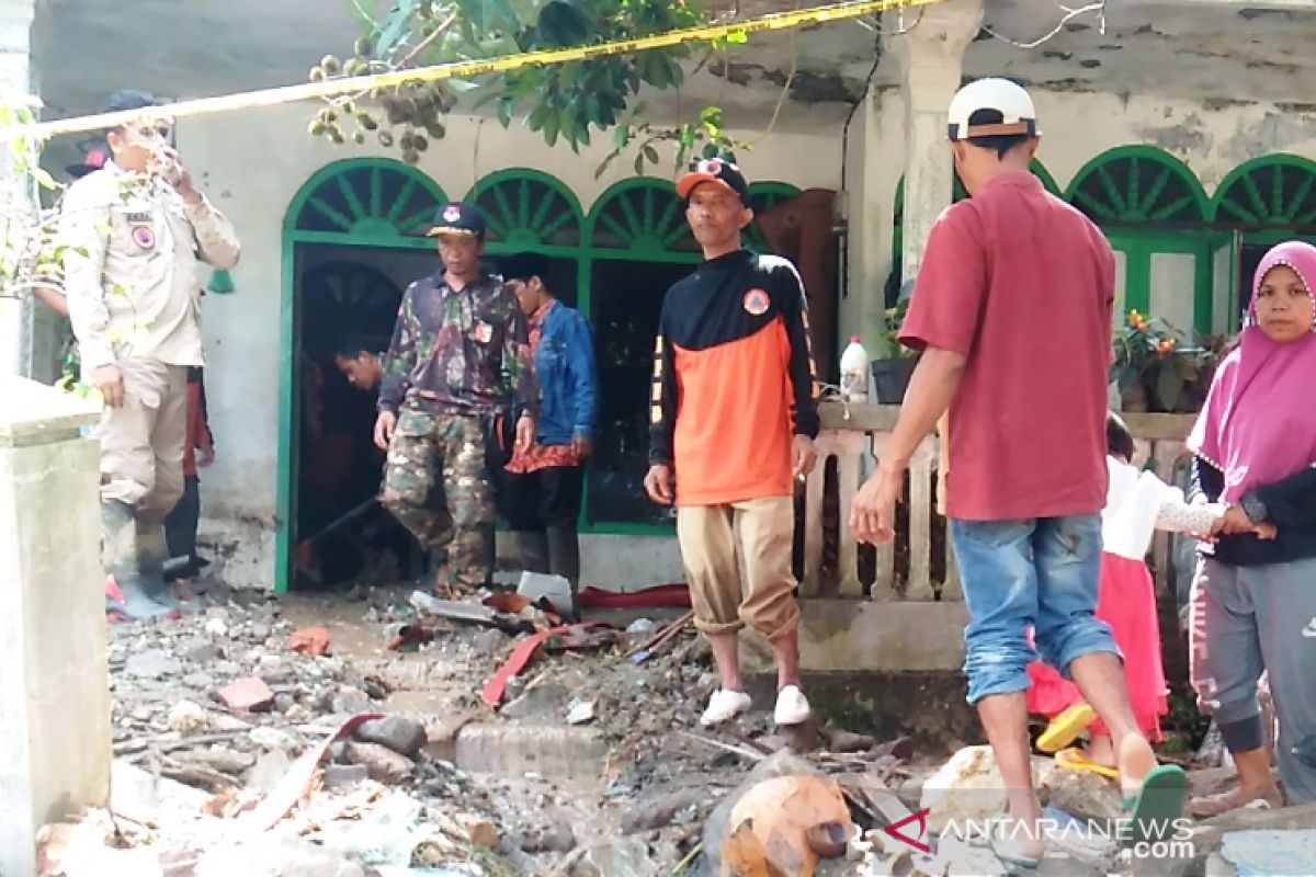 Cerita Tek Siti bertahan di warung sendirian menjelang banjir bandang menghantam