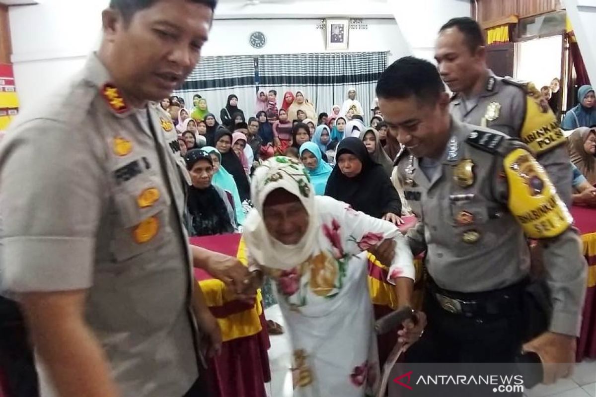 Polisi peduli sosial, salurkan zakat mal ke masyarakat Solok