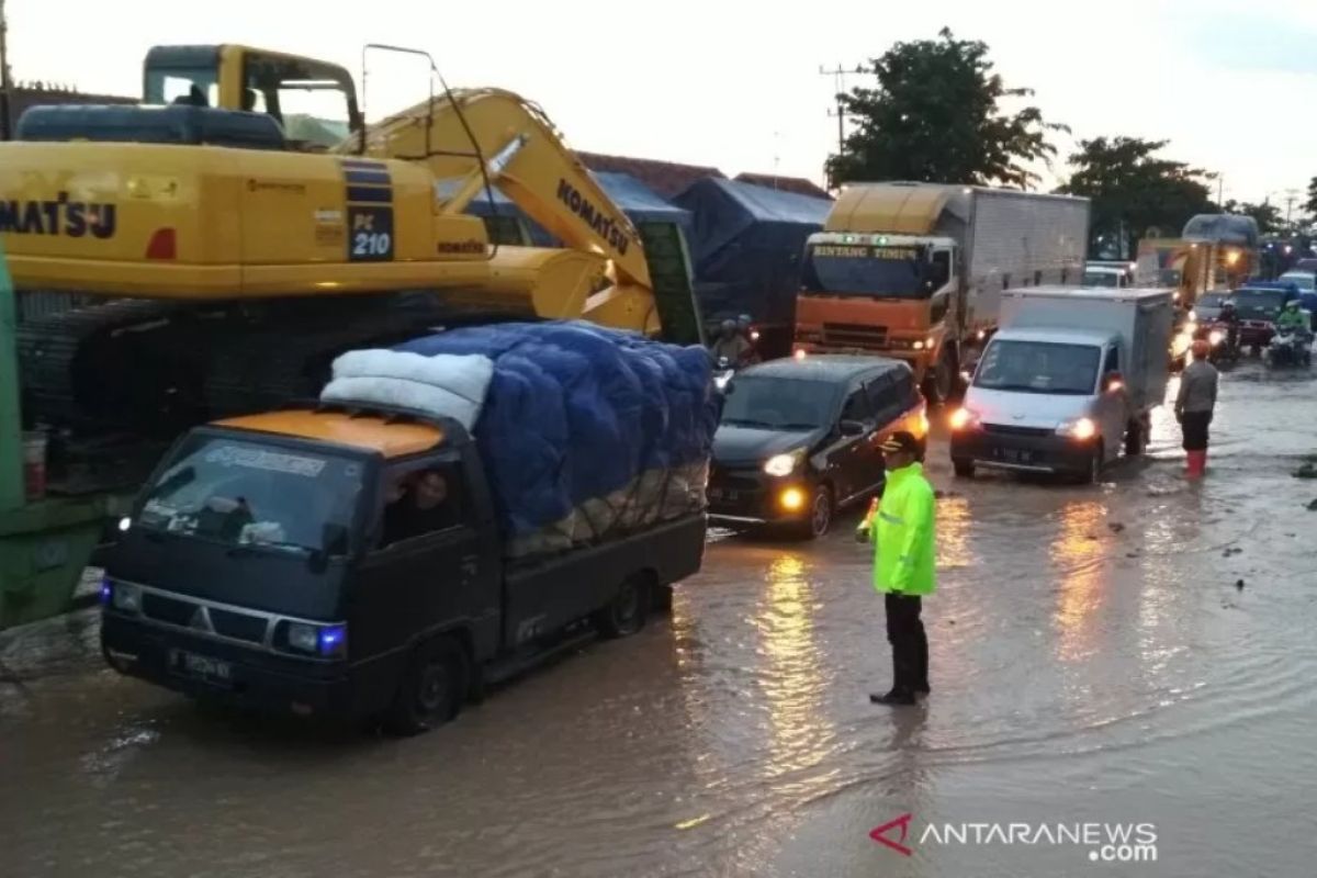 Banjir bandang hambat jalur Pantura Pati tersendat