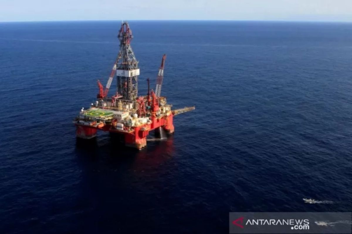 Harga minyak melonjak setelah dua basis produksi minyak Libya ditutup