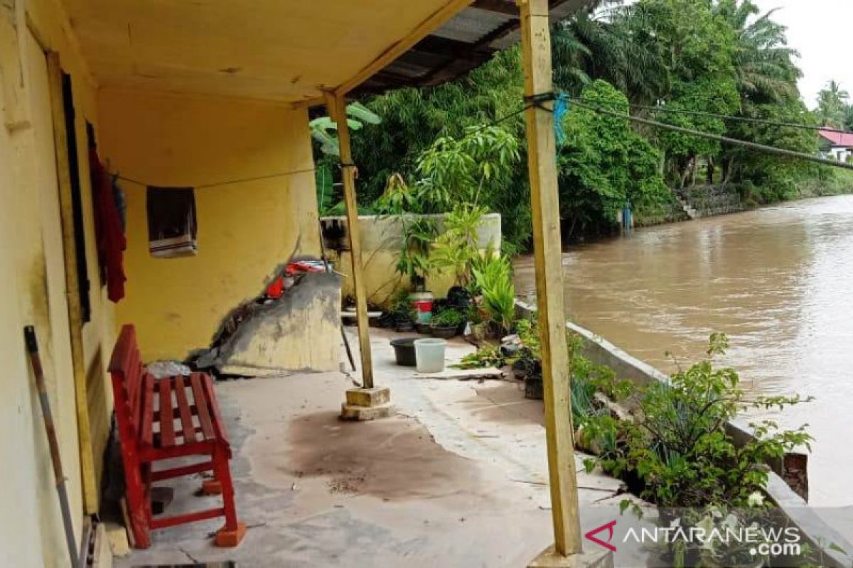 Batang Tiku meluap hantam rumah warga