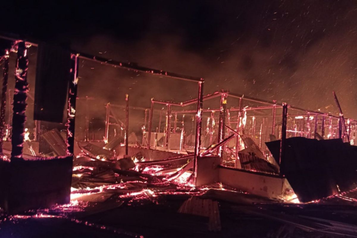 Polres Nabire selidiki dua kopel rumah yang terbakar di Kampung Kalisemen