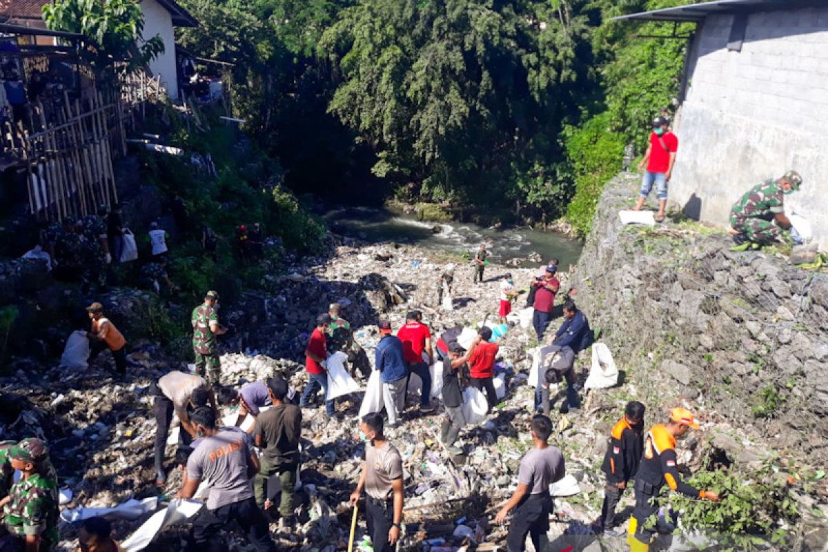 Ratusan warga Yogyakarta bersihkan sampah di hilir Sungai Buntung