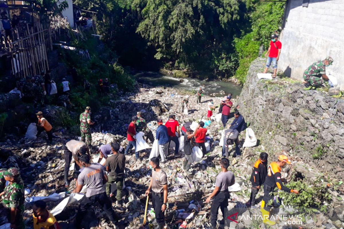 Antisipasi banjir, warga bersihkan sampah Sungai Buntung Yogyakarta