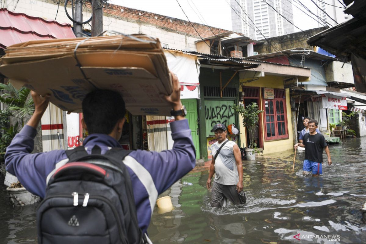 Kemarin, Jakarta banjir lagi hingga remaja laki-laki tenggelam