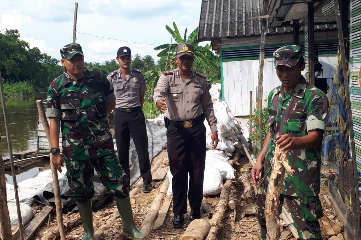 Warga Desa Hapalah Tabalong perbaiki tanggul jebol