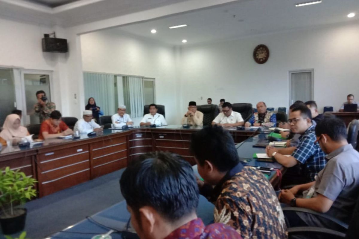 Bupati Pasaman Barat turun tangan, minta direksi PT Inkud hadir selesaikan masalah