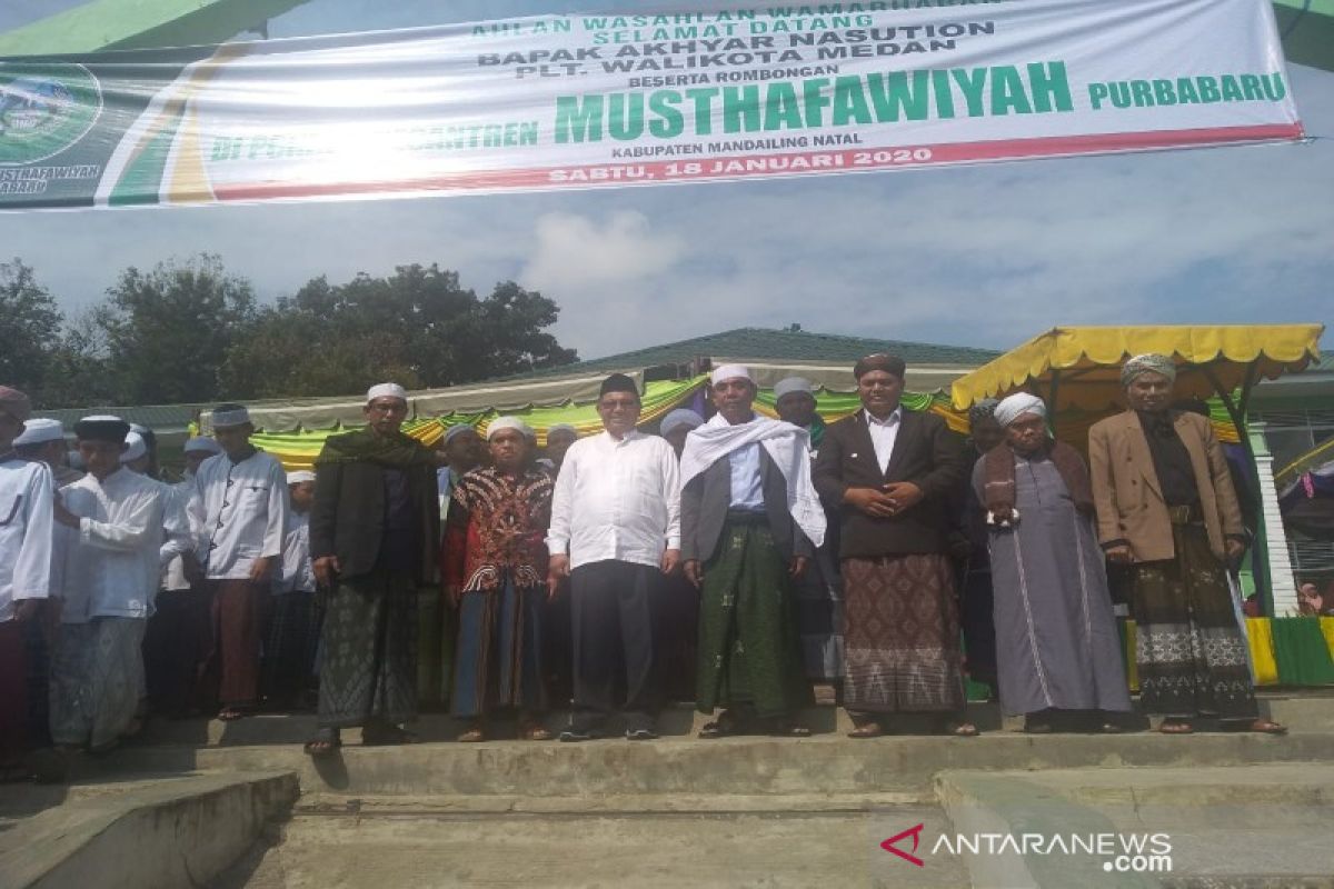 Akhyar Nasution kunjungi Pesantren Musthafawiyah Purba Baru