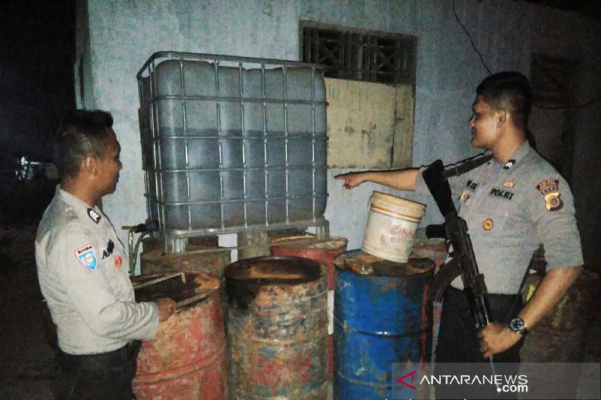 Polisi gerebek gudang minyak oplosan di Aceh Utara, tersangkanya kabur