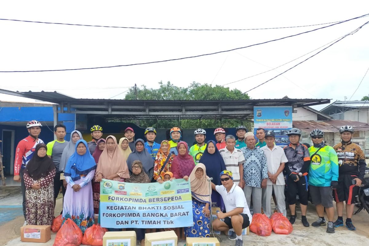 Forkopimda Bangka Barat salurkan bantuan sembako di Mentok